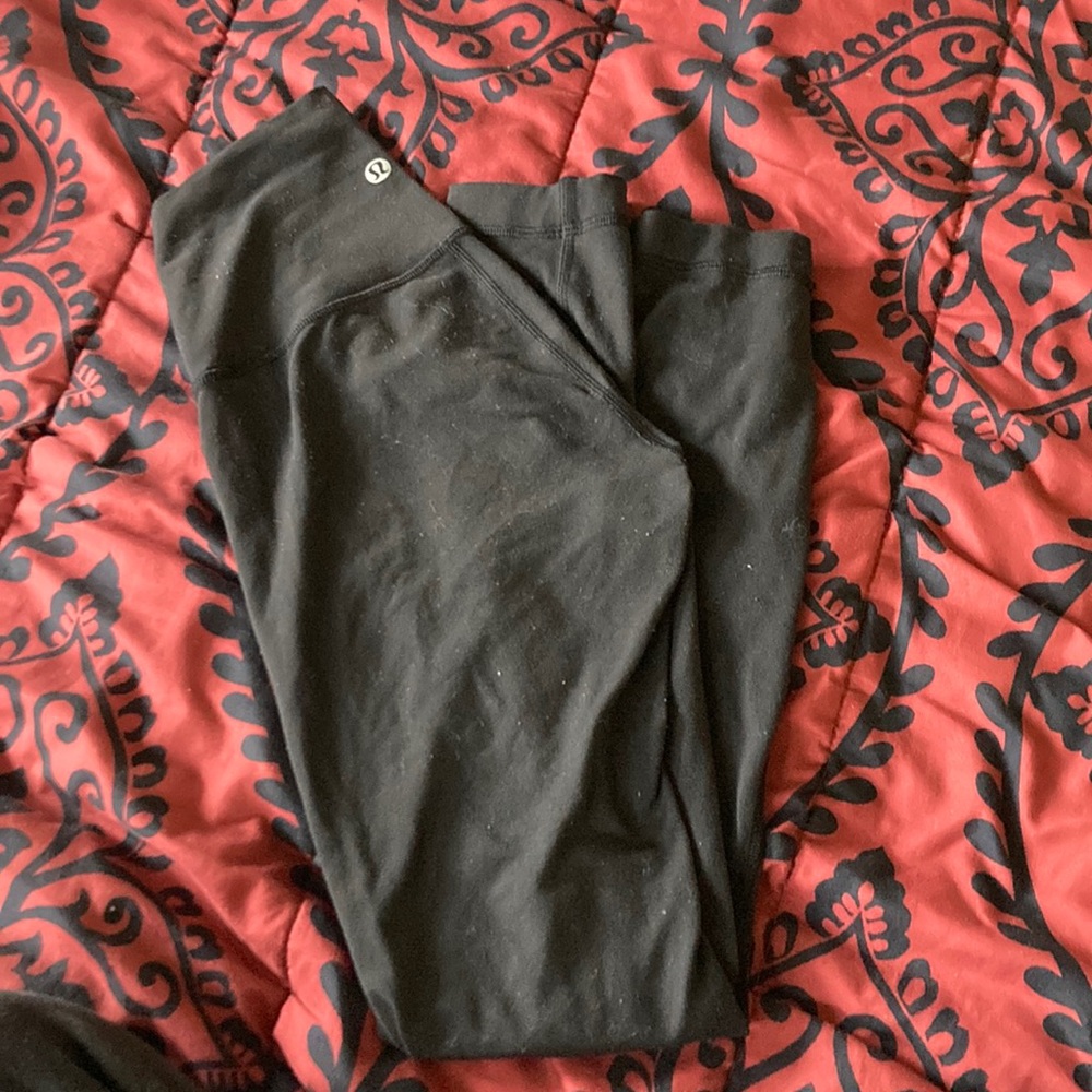Black lululemon yoga pants